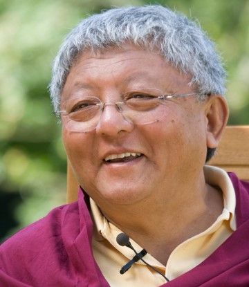 Jigme Rinpoche ist der Bruder von Sharmar Rinpoche und der Neffe des 16. Karmapas